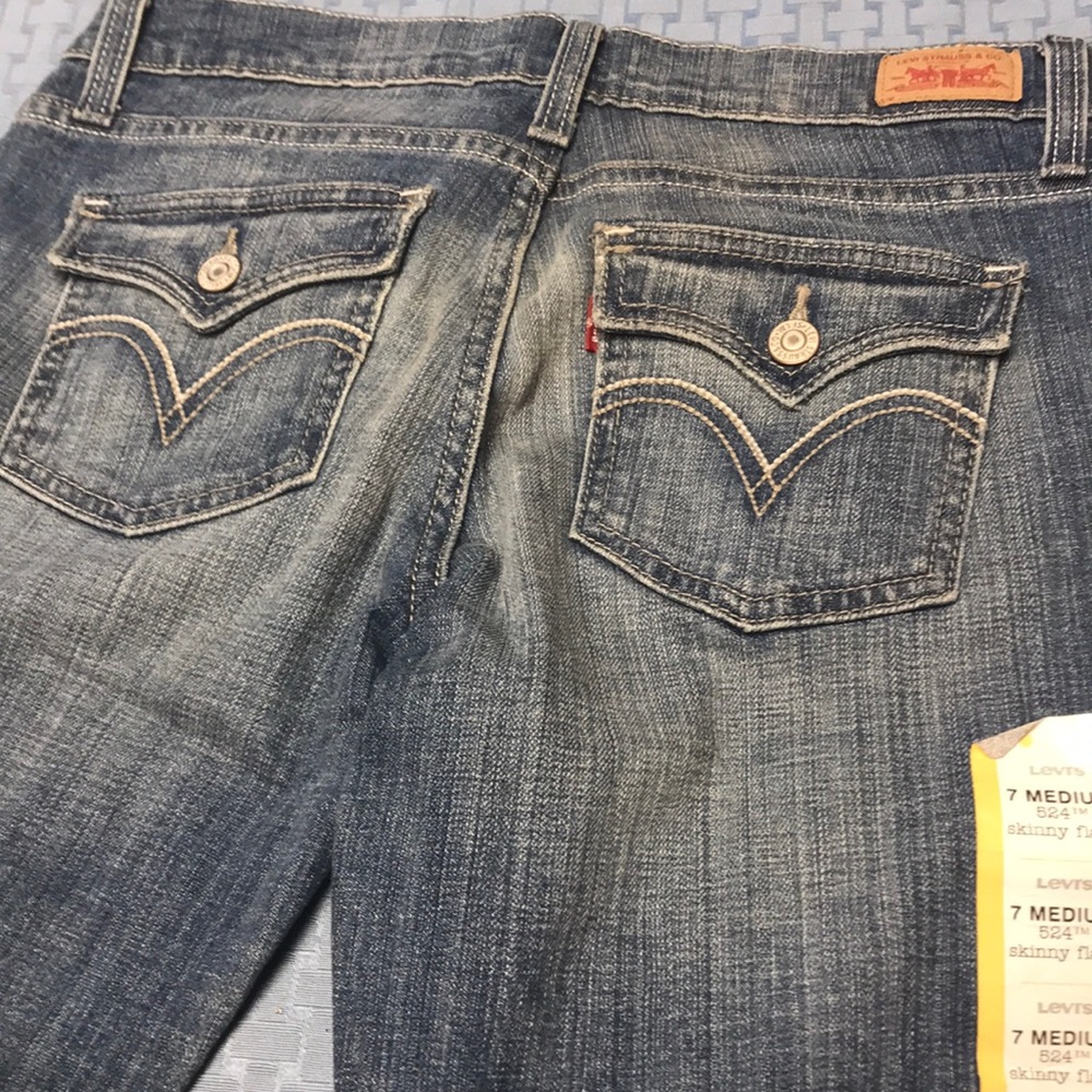 Women’s Levi’s size 7 Medium skinned Flare